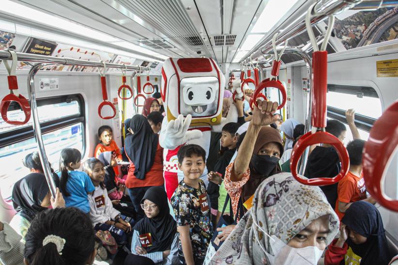 Warna-warni LRT Jakarta 2024 - Bagian 1