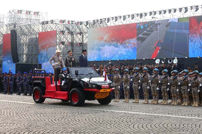 Momen Jokowi Periksa Pasukan saat Upacara HUT Bhayangkara - Bagian 1