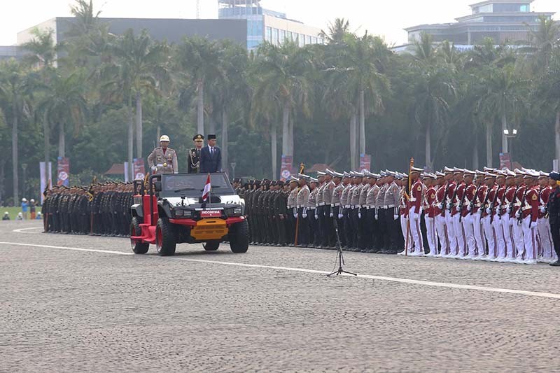 Momen Jokowi Periksa Pasukan saat Upacara HUT Bhayangkara - Bagian 3