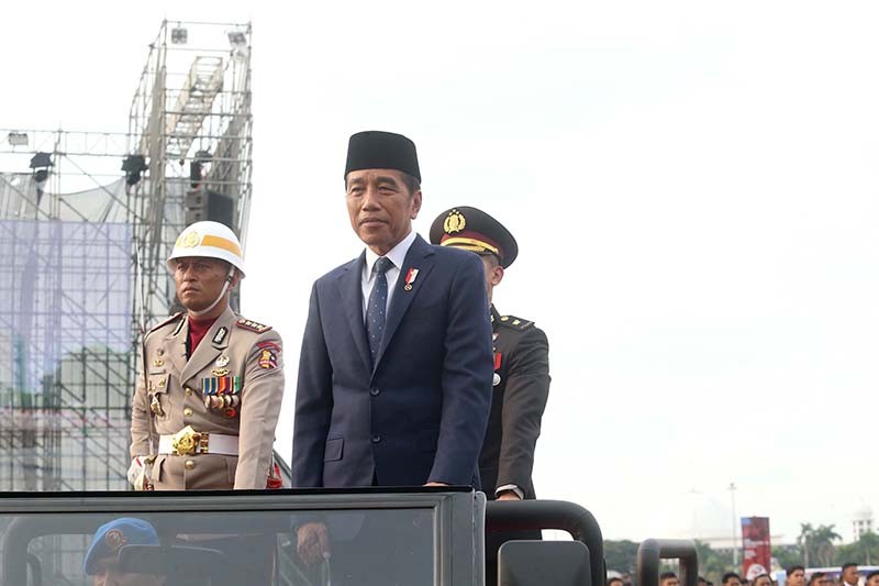 Momen Jokowi Periksa Pasukan saat Upacara HUT Bhayangkara - Bagian 4