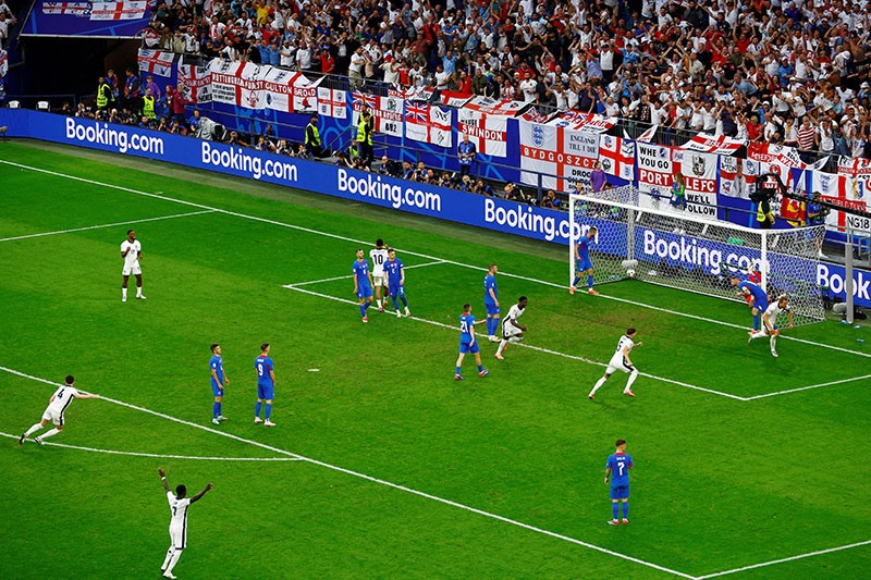 Momen Tendangan Salto Bellingham dan Sundulan Kane Bawa Inggris ke Perempat Final Euro 2024 - Bagian 4