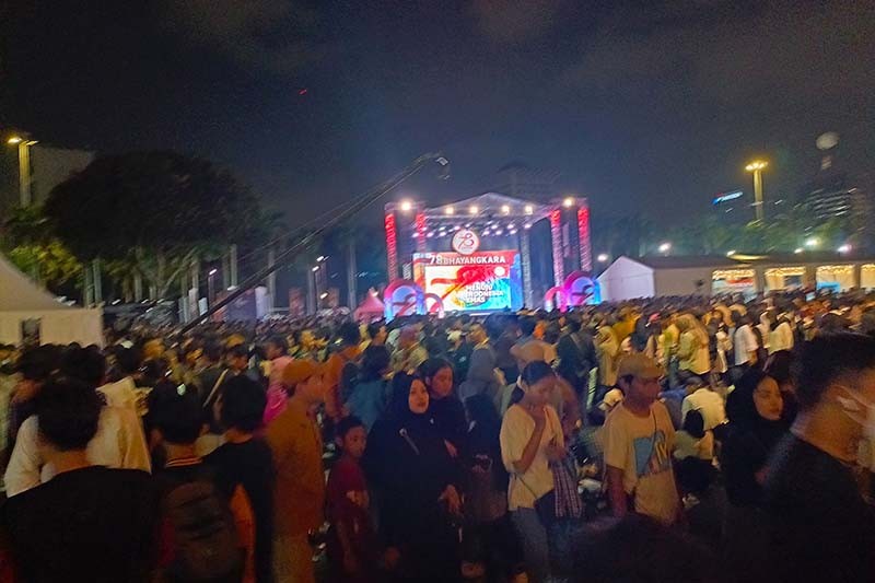 Ribuan Warga Datang ke Monas Hadiri Pesta Rakyat Hari Bhayangkara - Bagian 4