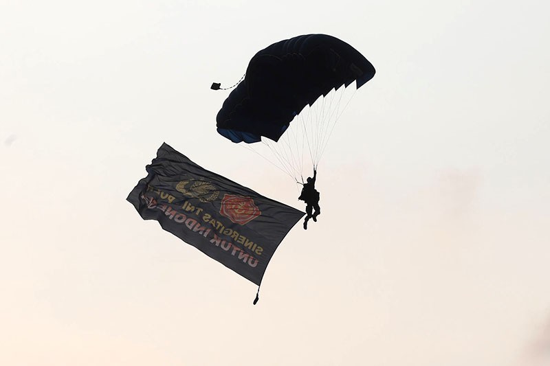 Aksi Terjun Payung Prajurit Polri - Bagian 3