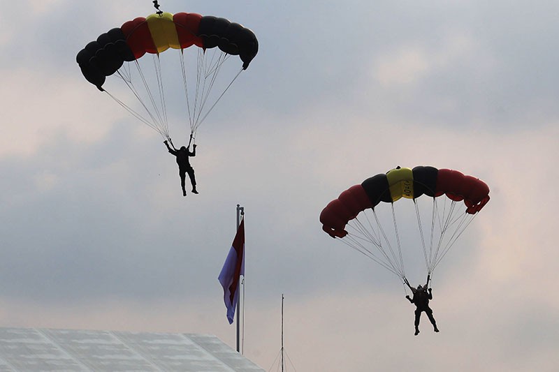 Aksi Terjun Payung Prajurit Polri - Bagian 4