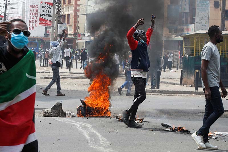 Polisi Tembak Mati Demonstran, Rakyat Ngamuk Turun ke Jalan - Bagian 6