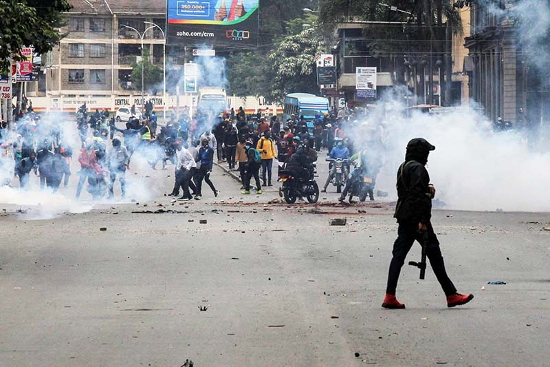 Polisi Tembak Mati Demonstran, Rakyat Ngamuk Turun ke Jalan - Bagian 4