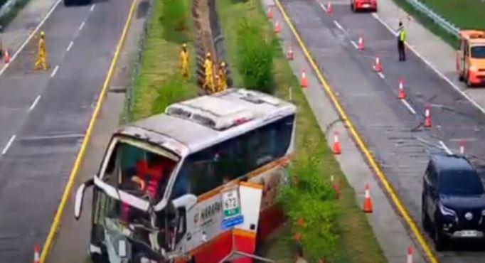 title Kecelakaan Bus Tabrak Truk di Tol Jombang, 1 Tewas 2 Luka-Luka Kecelakaan Bus Tabrak Truk di Tol Jombang, 1 Tewas 2 Luka-Luka