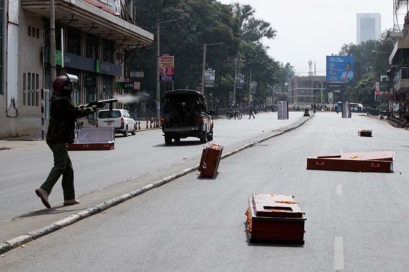 Polisi Kenya Bawa Peti Jenazah Sambil Bubarkan Pengunjuk Rasa - Bagian 3