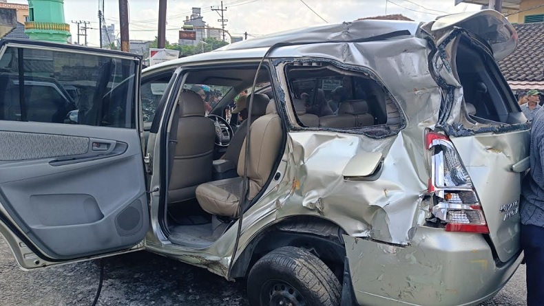 Toyota Innova Angkut 7 Orang Tertabrak KA Babaranjang di OKU