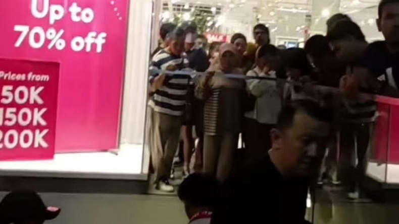 Viral Video Detik-Detik Kepala Remaja Terjepit Eskalator Mal di Bandung