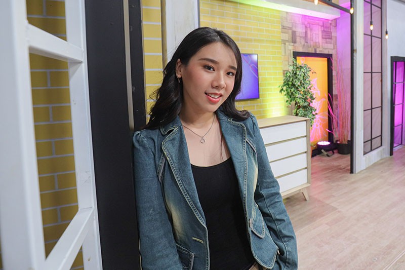Senyum Manis Joanna Andrea Penyanyi Lagu Floor - Bagian 4