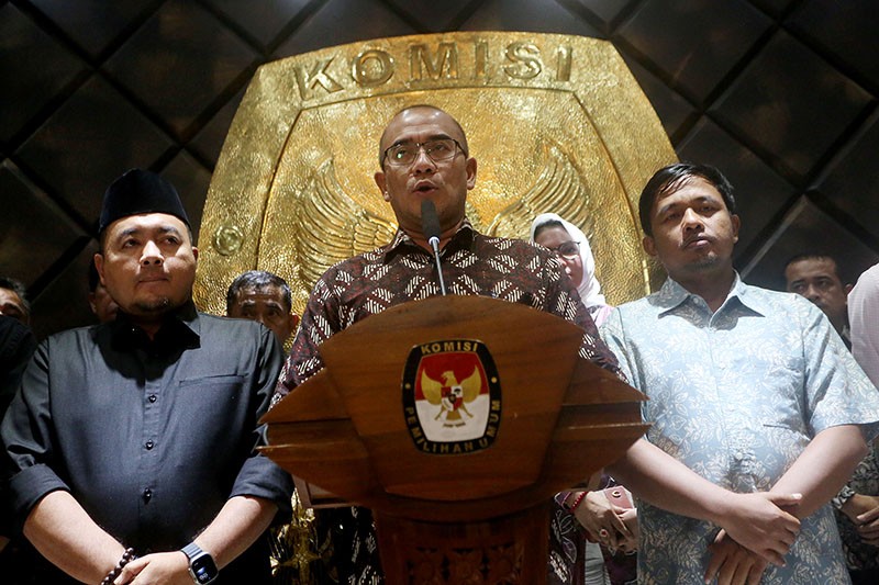 Hasyim Asy'ari Dipecat sebagai Ketua, Begini Ekspresi Komisioner KPU - Bagian 4