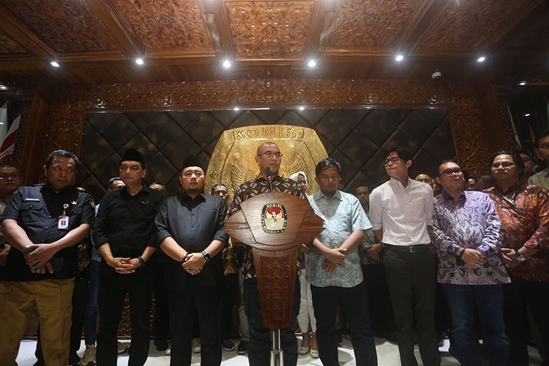 Hasyim Asy'ari Dipecat sebagai Ketua, Begini Ekspresi Komisioner KPU - Bagian 5