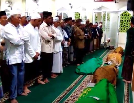 5 Jenazah Korban Kebakaran Gudang Perabotan Bekasi Tiba di Cirebon, Tangis Keluarga Pecah