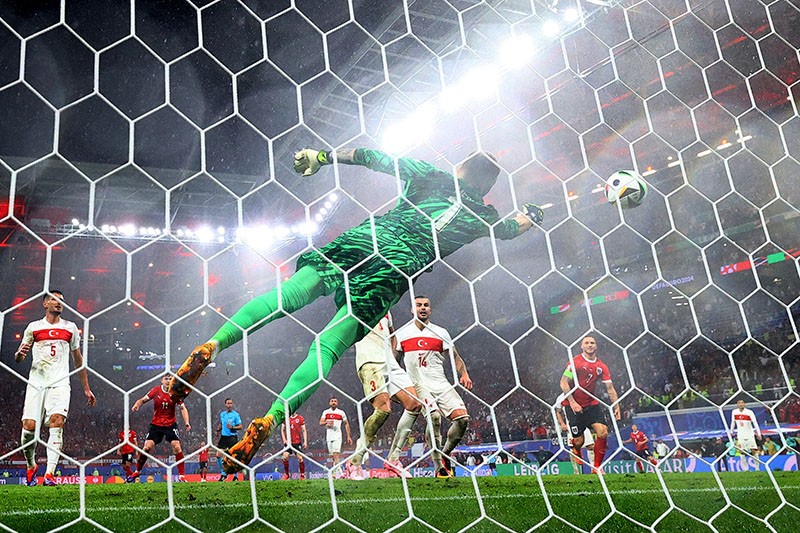 Euro 2024: Reaksi Kiper Turki Mert Gunok Selamatkan Gawang dari Kebobolan - Bagian 3
