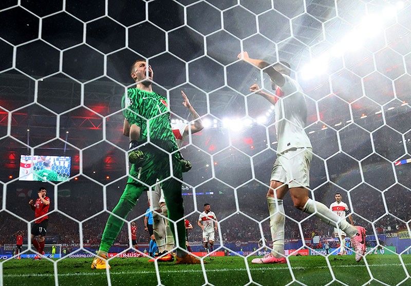 Euro 2024: Reaksi Kiper Turki Mert Gunok Selamatkan Gawang dari Kebobolan - Bagian 2