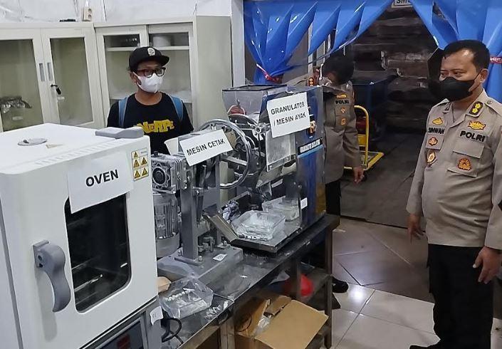 Pandu via Zoom, WNA Malaysia Kendalikan Pabrik Narkoba di Malang