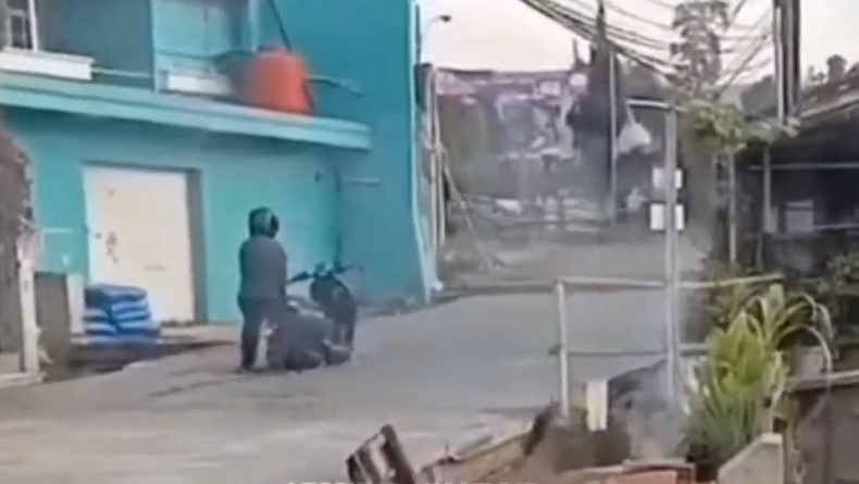 Viral Pemotor di Bandung Nekat Terobos Jalan Beton Baru Dicor hingga Terjebak lalu Panik