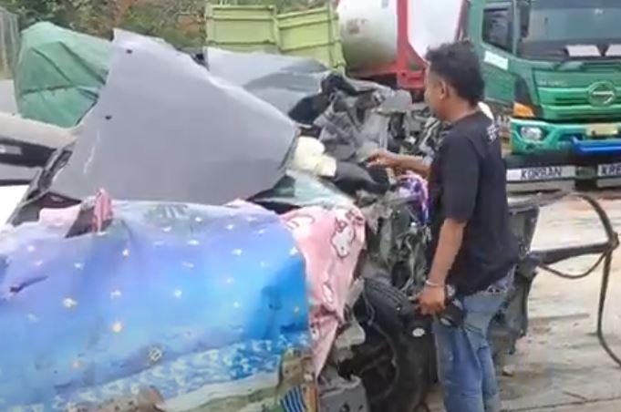 Kronologi Innova Tabrak Tronton Di Tol Semarang-Batang Tewaskan 3 Orang ...