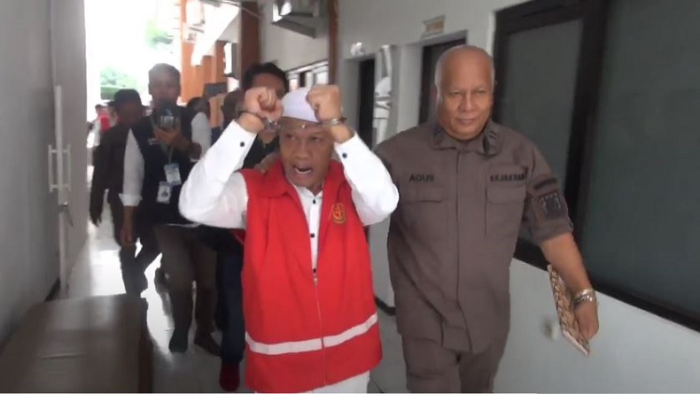 title Angkat Tangan Terborgol, Yosef Terdakwa Pembunuhan Ibu-Anak di Subang Yakin Salah Tangkap Angkat Tangan Terborgol, Yosef Terdakwa Pembunuhan Ibu-Anak di Subang Yakin Salah Tangkap