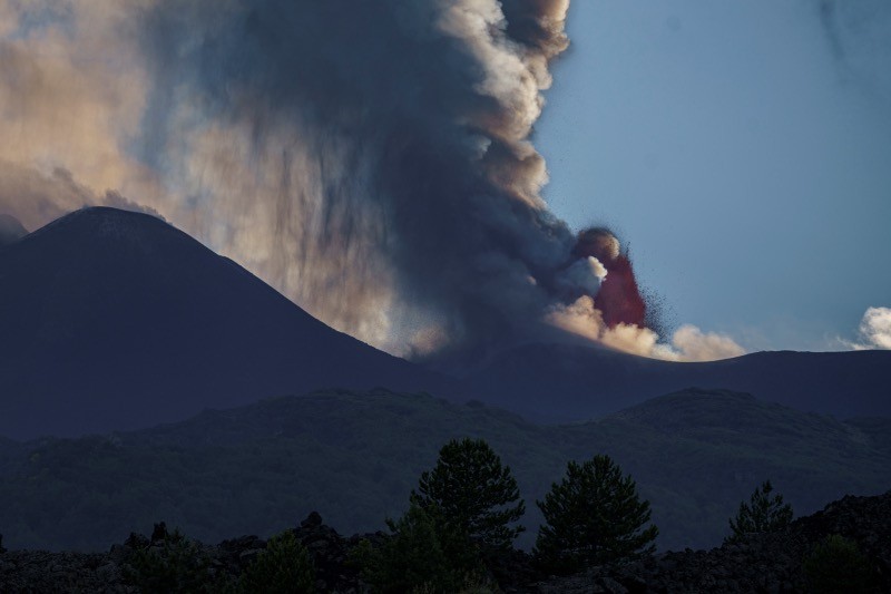 Gunung Etna Italia Meletus Keluarkan Lava Pijar - Bagian 4