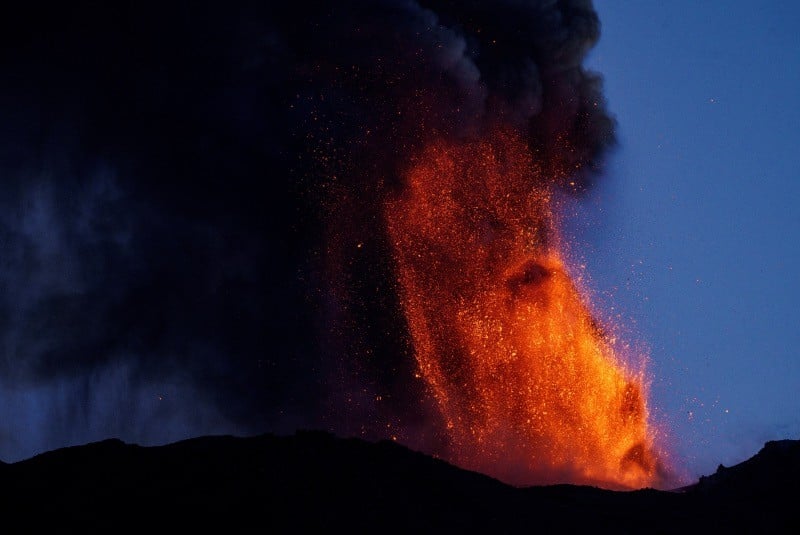 Gunung Etna Italia Meletus Keluarkan Lava Pijar - Bagian 5