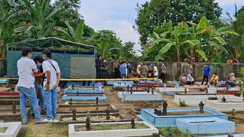 title Kasus Mayat Terikat Tali di Banyuasin, Polisi Bongkar Makam Korban Kasus Mayat Terikat Tali di Banyuasin, Polisi Bongkar Makam Korban