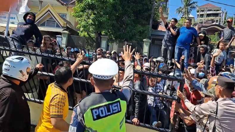 Tersinggung dengan Pernyataan Oknum Polisi yang Dinilai Rasis, Warga Serbu Polres Baubau