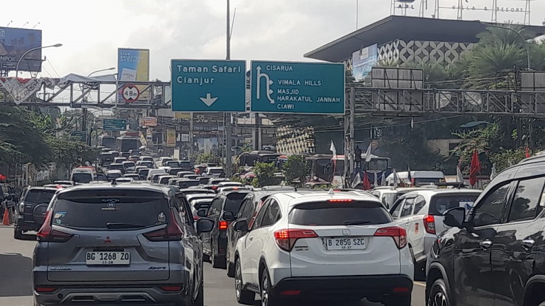 One Way Arah Puncak Bogor Diberlakukan Pagi Ini Imbas Volume Kendaraan Meningkat One Way Arah Puncak Bogor Diberlakukan Pagi Ini Imbas Volume Kendaraan Meningkat