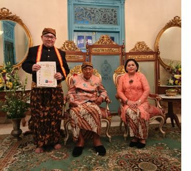 Harryanto Aryodiguno Terima Gelar Kehormatan KRT Dwijodipuro dari Keraton Solo