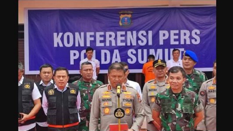 Terekam CCTV Detik-Detik Pelaku Bakar Rumah Wartawan di Karo, Beraksi Pakai Sebo dan Selimut