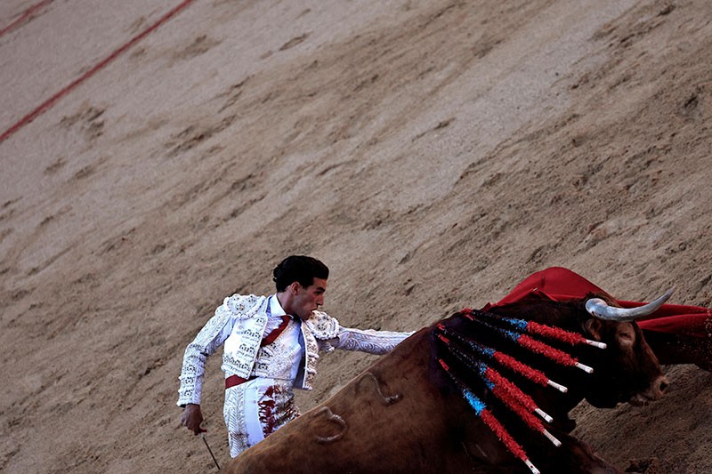 Aksi Recortador Lebih Gila dari Matador Spanyol Taklukkan Banteng - Bagian 2