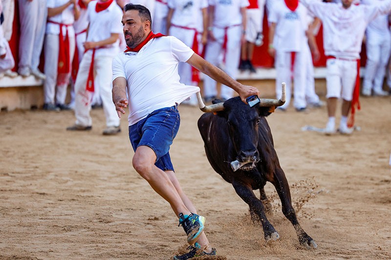 Aksi Recortador Lebih Gila dari Matador Spanyol Taklukkan Banteng - Bagian 3