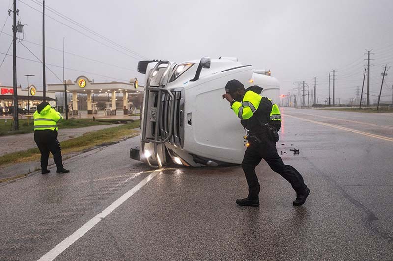 Foto-Foto Pesisir Texas Luluh Lantak Diterjang Badai Beryl - Bagian 4
