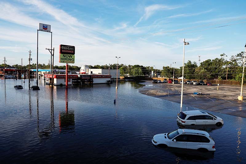 Foto-Foto Pesisir Texas Luluh Lantak Diterjang Badai Beryl - Bagian 2