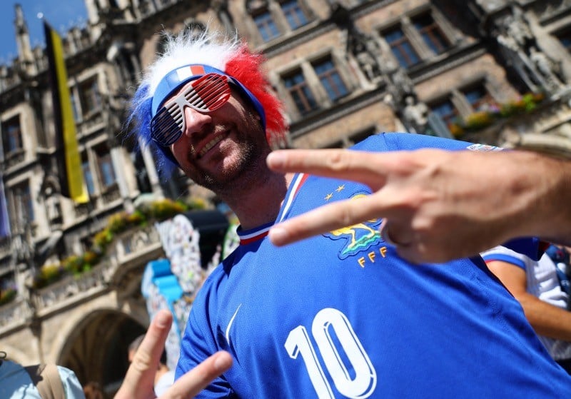 Fans Timnas Prancis dan Spanyol Berkumpul Jelang Semifinal Euro 2024  - Bagian 5
