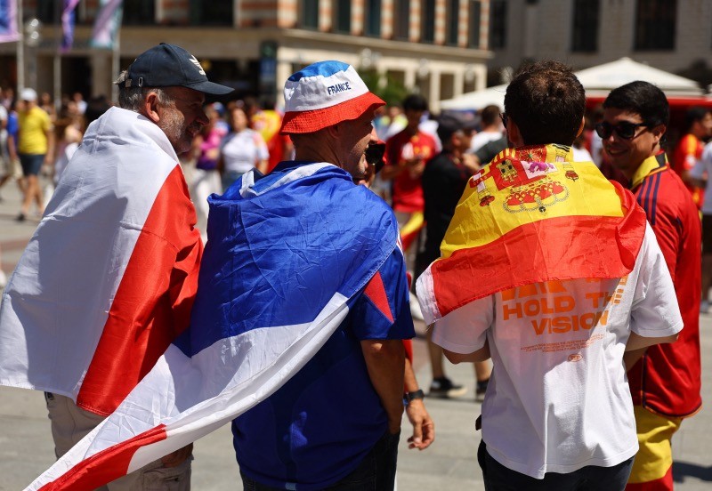 Fans Timnas Prancis dan Spanyol Berkumpul Jelang Semifinal Euro 2024  - Bagian 4