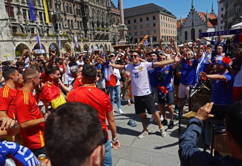 Fans Timnas Prancis dan Spanyol Berkumpul Jelang Semifinal Euro 2024  - Bagian 1