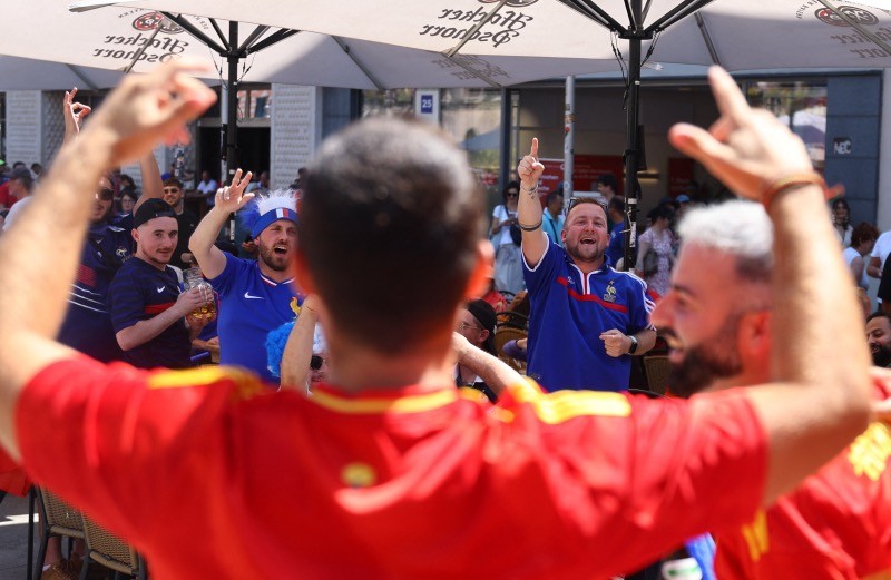 Fans Timnas Prancis dan Spanyol Berkumpul Jelang Semifinal Euro 2024  - Bagian 2