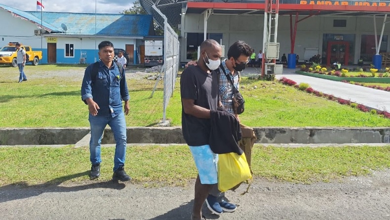 title Dikawal Ketat, Tersangka Pembunuh Aktivis HAM Michelle Kurisi Diserahkan ke Kejari Jayawijaya Dikawal Ketat, Tersangka Pembunuh Aktivis HAM Michelle Kurisi Diserahkan ke Kejari Jayawijaya