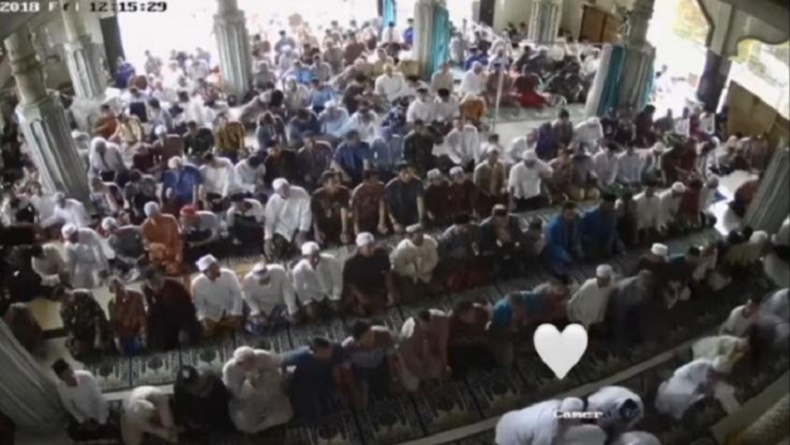 Momen Haru Anak Unggah CCTV saat Ayah Wafat dalam Keadaan Sujud di Masjid Lawang Malang