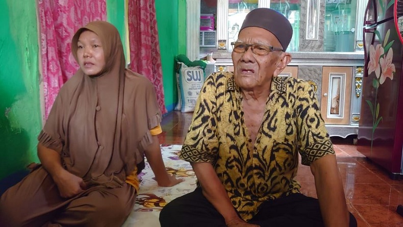 Sosok Abah Totong Pemilih Tertua di Karawang Usia 120 Tahun, Ketua KPU sampai Kaget