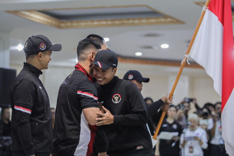 Momen Atlet Indonesia Cium Bendera Merah Putih saat Pengukuhan Tim Olimpiade Paris 2024 - Bagian 2