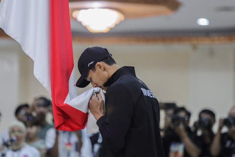 Momen Atlet Indonesia Cium Bendera Merah Putih saat Pengukuhan Tim Olimpiade Paris 2024 - Bagian 1