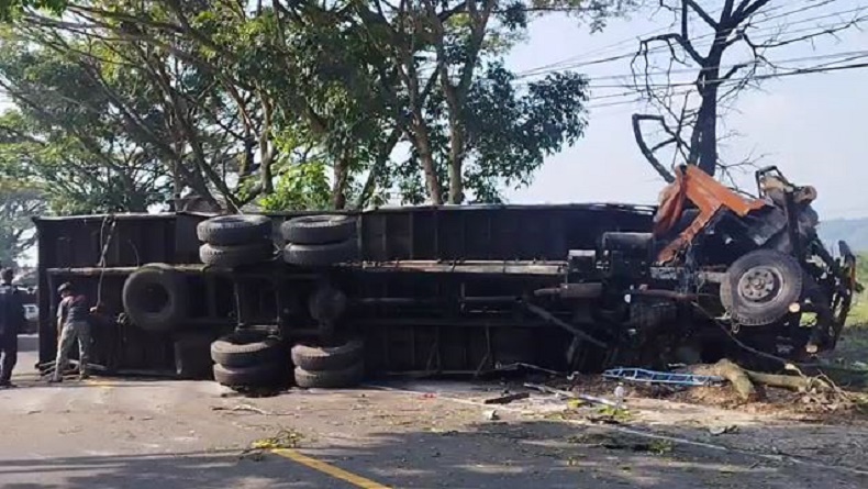 Kecelakaan di Cianjur, Truk Boks Terguling Tabrak Mobil dan Motor 1 Orang Tewas