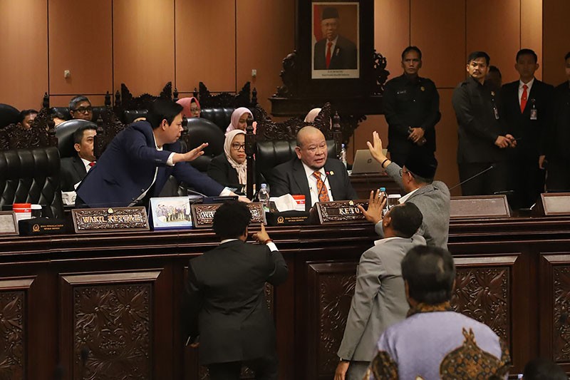 Sidang Paripurna Ricuh, Ketua DPD Diamankan Pamdal - Bagian 4