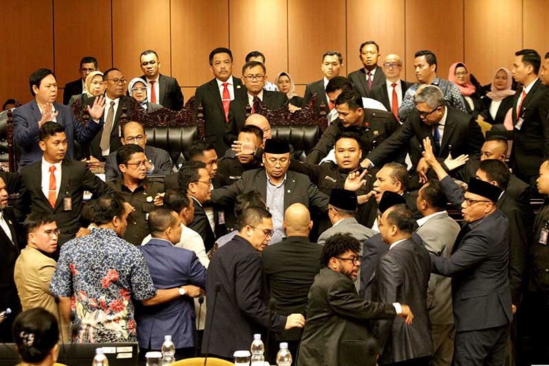 Sidang Paripurna Ricuh, Ketua DPD Diamankan Pamdal - Bagian 1