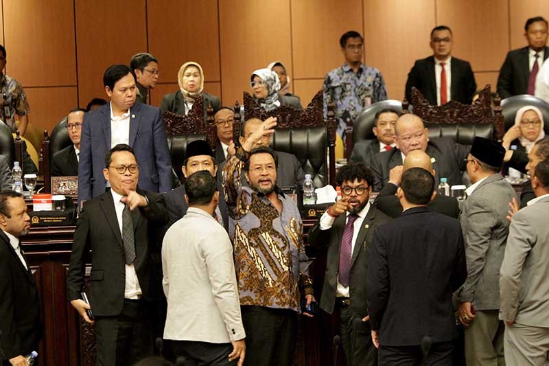 Sidang Paripurna Ricuh, Ketua DPD Diamankan Pamdal - Bagian 3