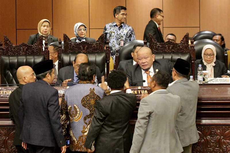 Sidang Paripurna Ricuh, Ketua DPD Diamankan Pamdal - Bagian 2