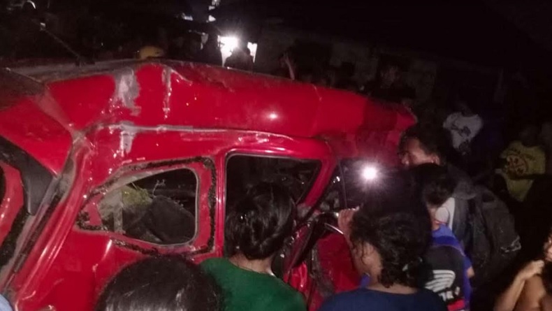 Daihatsu Sigra Terpental Ditabrak Kereta di Deliserdang, 2 Penumpang Tewas 3 Warga Terluka
